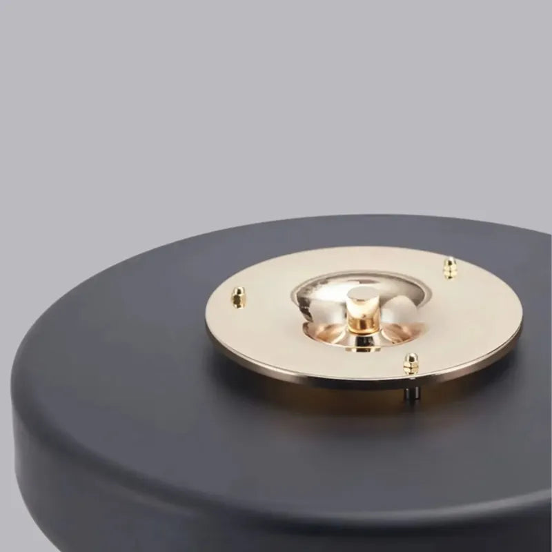 lampe de chevet élégante en métal doré